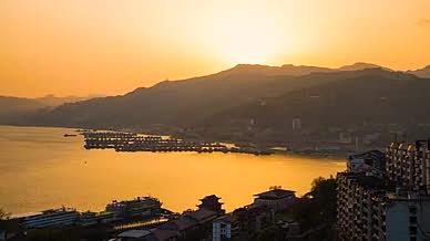 4K延时金色夕阳余晖长江三峡码头视频的预览图